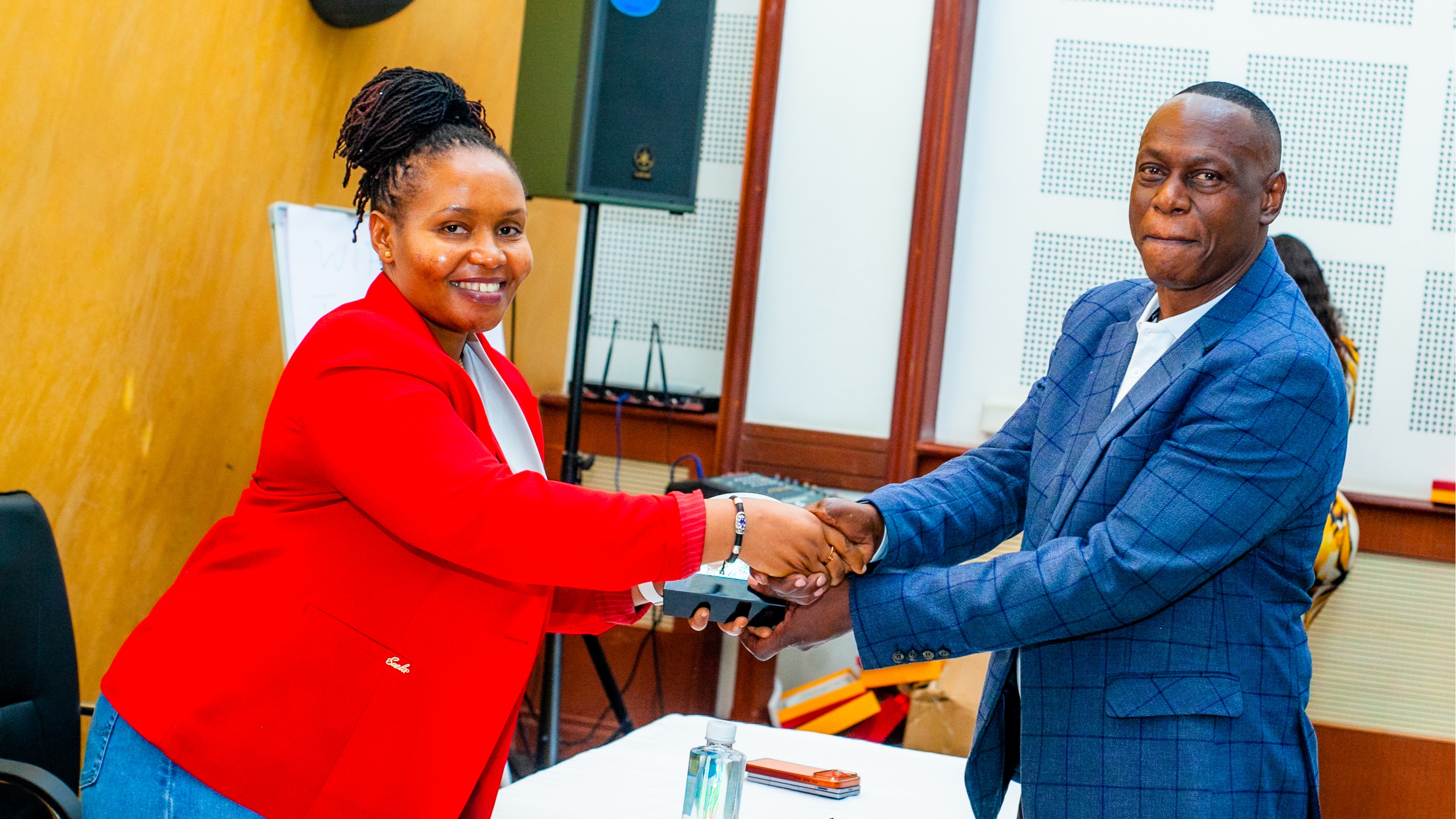 CPA JEREMIAH MUGETA ATUNUKIWA TUZO KWA UONGOZI WA MAONO NA MCHANGO WA KIPEKEE KATIKA MAENDELEO YA SHIRIKA