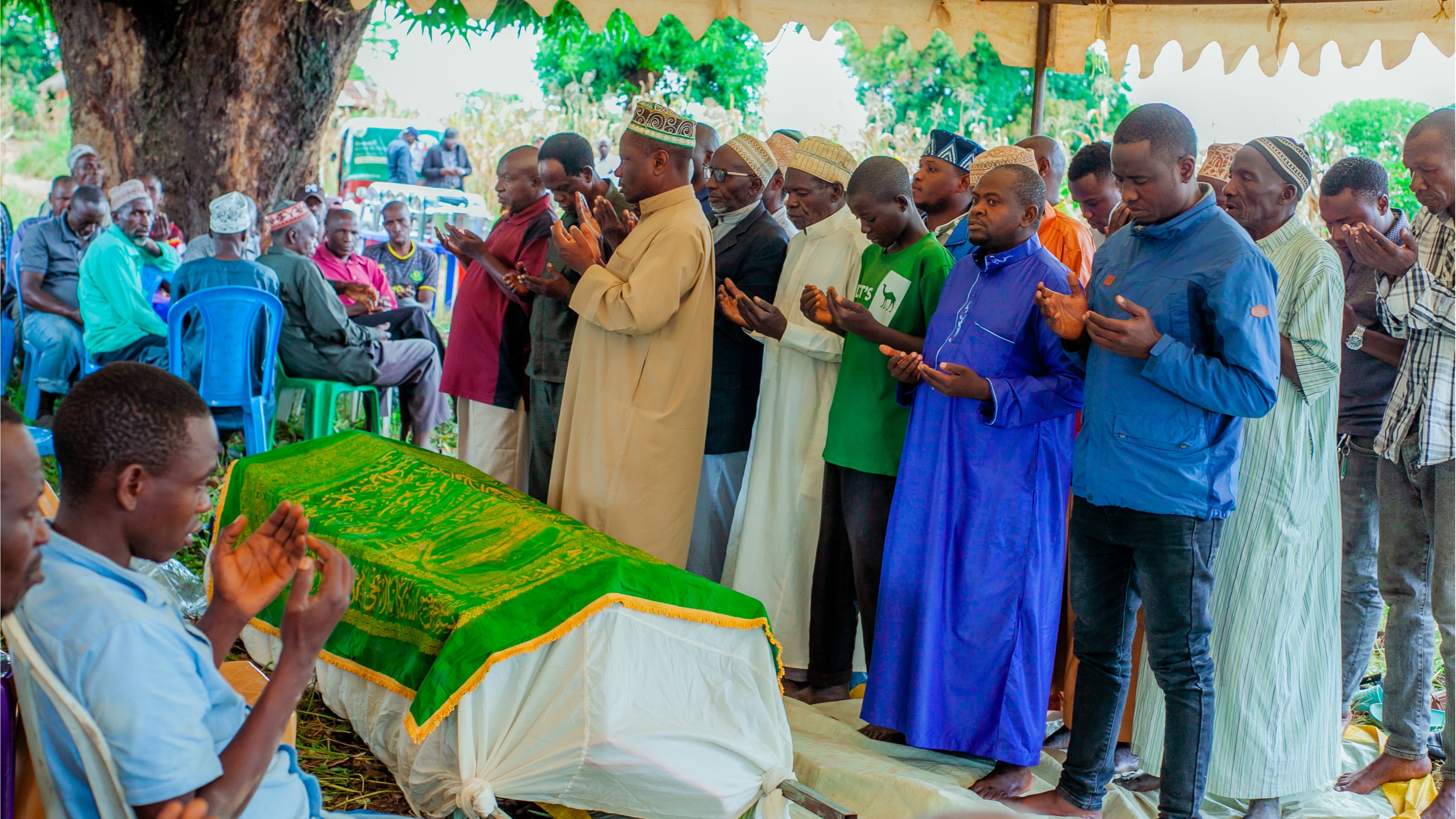 COASCO YAUNGANA NA FAMILIA YA MAREHEMU RASHID MRISHO KATIKA KUOMBOLEZA MSIBA